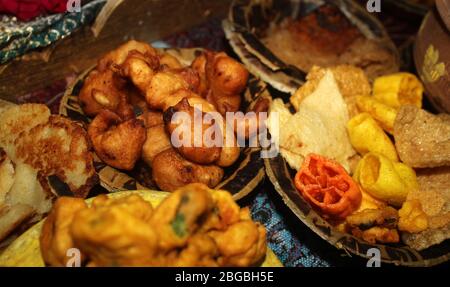 Pakoda,Crispy onion bhajis or kanda or pyaj ke pakore, Indian snack served in Mud Bowl,with a typical Indian snack,pure villagers style delicious stre Stock Photo