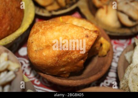 samosa, crispy snack served in Mud Bowl,with a typical Indian snack,pure villagers style delicious street food Stock Photo
