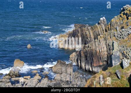 SUNNYSIDE BAY CULLEN MORAY FIRTH SCOTLAND EN ROUTE TO THE BEACH SOME OF THE MANY TYPES OF ROCK FORMATIONS Stock Photo