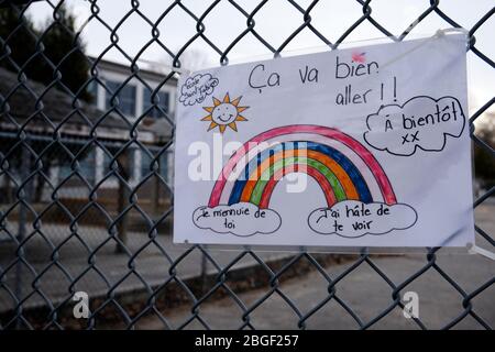 Montreal, Quebec, Canada. April 21st, 2020. Rainbow messages of hope by students and teachers on St-Fabien elementary school in the east end of the city. After hinting last week that schools in the province could reopen on May 4th, the Premier has announced Quebec's schools will not be re-opening at this time as planned. The initial proposal had created great concerns within groups of parents and teachers, with a petition requesting to delay opening until September gathering over 180,000 names in just a few days. Credit: meanderingemu/Alamy Live News Stock Photo