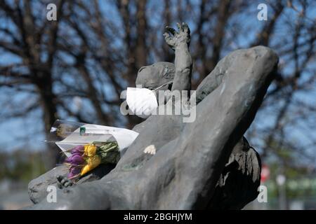 (200421) -- PRESTATYN (BRITAIN), April 21, 2020 (Xinhua) -- Photo taken on April 21, 2020 shows a statue of a child with a mask in Prestatyn in Wales, Britain. Another 823 people who tested positive for COVID-19 have died in hospitals in Britain as of Monday afternoon, bringing the total number of COVID-19-related deaths to 17,337, the Department of Health and Social Care said Tuesday. As of Tuesday morning, 129,044 people have tested positive for COVID-19, marking a daily increase of 4,301, said the department. (Photo by Jon Super/Xinhua) Credit: Xinhua/Alamy Live News Stock Photo