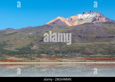 Salar de Uyuni, Salt Flats Uyuni, Bolivia whilst wet providing mirror reflection of Tunupa Volcano Stock Photo