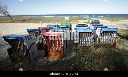 Wangels, Deutschland. 21st Apr, 2020. firo: 04/21/2020 Travel, landscape, nature, Baltic Sea, Schleswig-Holstein The beaches on the Baltic Sea are empty due to the exit restrictions, beach baskets are put together. Will the summer vacation fall in the water? If you are deployed or returned to the camp at Hohwacht Bay, tourism on the Baltic Sea is idle, the hotels all have tourism, tourists | usage worldwide Credit: dpa/Alamy Live News Stock Photo