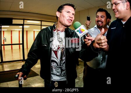 Julio Cesar Chavez, ex campeón mexicano de box en su llegada  durante la noche al aeropuerto internacional de Hermosillo. En entrevistado por Cristian Stock Photo