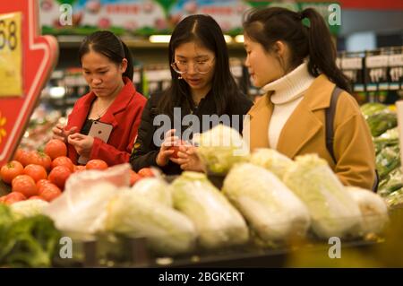 --FILE--In this unlocated and undated photo, customers select and purchase necessities of life at a local supermarket. *** Local Caption *** fachaoshi Stock Photo