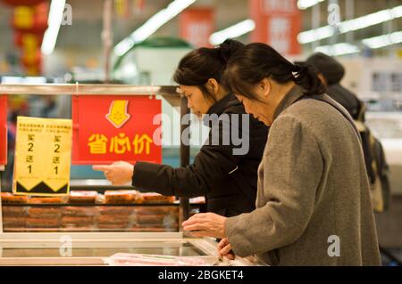 --FILE--In this unlocated and undated photo, customers select and purchase necessities of life at a local supermarket. *** Local Caption *** fachaoshi Stock Photo