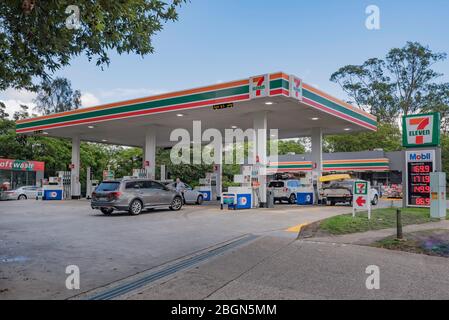 The 7 Eleven petrol or gas station in Turramurra on the north shore of Sydney, Australia, selling E10 Unleaded fuel for $1.70 per litre ($US2.70/Gal) Stock Photo