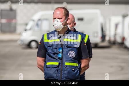 Neubiberg Bei Muenchen, Bavaria, Germany. 22nd Apr, 2020. A member of the German Technisches Hilfswerk at the Bundeswehr University near Munich. Stock Photo