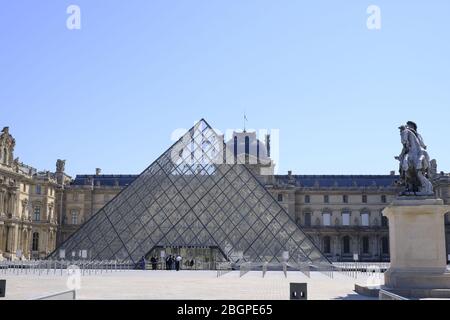 Paris, France. 22nd Apr, 2020. Louvre Museum.37th day of confinement in France, the majority of Parisians respect the obligation to stay at home.The shops and streets of Paris are deserted.The French are preparing for the decontainment announced from May 11 by the President of the Republic Emmanuel Macron Credit: Pierre Stevenin/ZUMA Wire/Alamy Live News Stock Photo