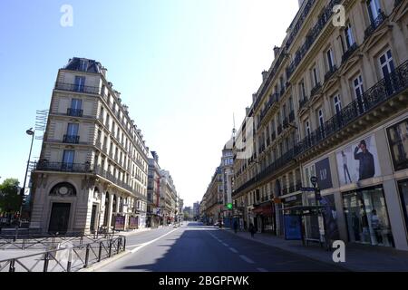 Paris, France. 22nd Apr, 2020. Haussmann Boulevard.37th day of confinement in France, the majority of Parisians respect the obligation to stay at home.The shops and streets of Paris are deserted.The French are preparing for the decontainment announced from May 11 by the President of the Republic Emmanuel Macron Credit: Pierre Stevenin/ZUMA Wire/Alamy Live News Stock Photo