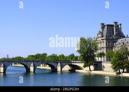 Paris, France. 22nd Apr, 2020. Royal Bridge.37th day of confinement in France, the majority of Parisians respect the obligation to stay at home.The shops and streets of Paris are deserted.The French are preparing for the decontainment announced from May 11 by the President of the Republic Emmanuel Macron Credit: Pierre Stevenin/ZUMA Wire/Alamy Live News Stock Photo