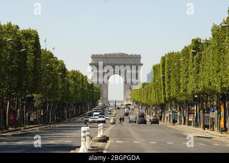 Paris, France. 22nd Apr, 2020. Champs Elysées.37th day of confinement in France, the majority of Parisians respect the obligation to stay at home.The shops and streets of Paris are deserted.The French are preparing for the decontainment announced from May 11 by the President of the Republic Emmanuel Macron Credit: Pierre Stevenin/ZUMA Wire/Alamy Live News Stock Photo