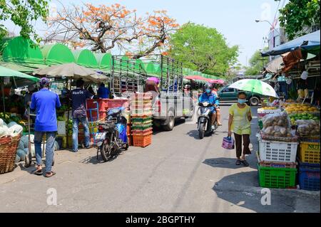Local wholesale fruit market at Mahanak Fruit Market, Bangkok Stock Photo