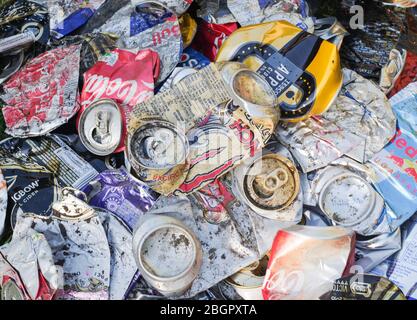 Aluminium drinks cans roadside waste recycling Stock Photo