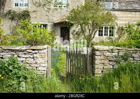 Quaint traditional country cottage in the rural village of Kelmscott in The Cotswolds, West Oxfordshire, UK Stock Photo