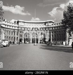 1960s, historical, view of Admiralty Arch, a building where Trafalgar Square meets The Mall in  Westminster, London, England, UK. Commissioned by King Edward VII, the arch was designed by Aston Webb, also responsible the Victoria Memorial and the facade of Buckingham Palace. Stock Photo