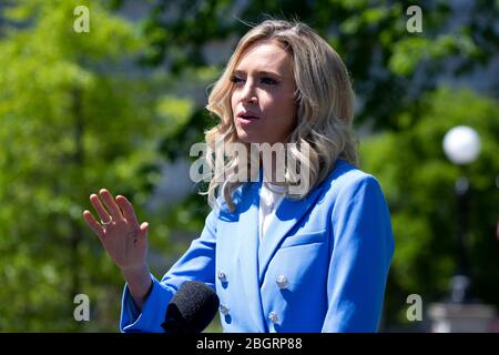 Washington, DC, USA. 22nd Apr, 2020. White House Press Secretary Kayleigh McEnany responds to questions from members of the news media outside the West Wing of the White House in Washington, DC, USA, 22 April 2020.Credit: Michael Reynolds/Pool via CNP | usage worldwide Credit: dpa/Alamy Live News Stock Photo