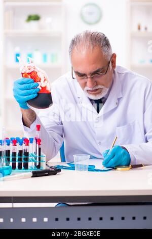 Old chemist working in the lab Stock Photo