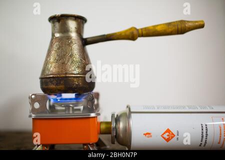 https://l450v.alamy.com/450v/2bh0n7p/camping-tourist-burner-and-gas-cylinder-with-coffee-jezve-2bh0n7p.jpg