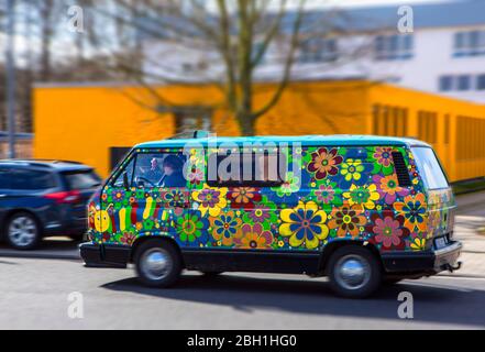VW Bus T3 aus den 80er Jahrem im Hippi-Look mit Blumen bemalt Stock Photo