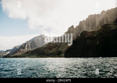 Idyllic view of mountain range and sea at Nā Pali Coast State Wilderness Park, Kauai, Hawaii, USA Stock Photo