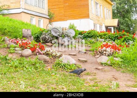 Myshkin, Yaroslavl Region, Russia, August 01, 2013. Flowerbed mouse. A crow next to a flower bed. Stock Photo