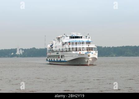 Myshkin, Yaroslavl Region, Russia, August 1, 2013. Cruise ship on the Volga. The ship moves to the pier. Stock Photo