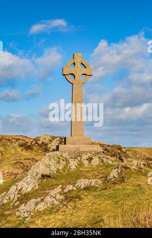 The Celtic cross on Llanddwyn island, Anglesey Stock Photo