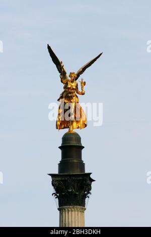 The Angel of Peace is a monument in Munich's Bogenhausen    Der Friedensengel ist ein Denkmal im Münchner Stadtteil Bogenhausen Stock Photo