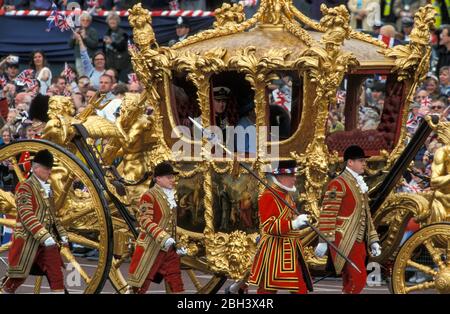 Queen gold state coach 2002 hi-res stock photography and images