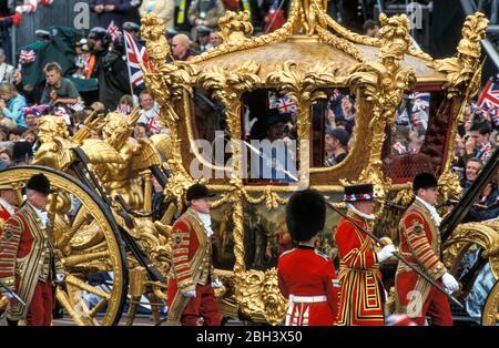 Queen gold state coach 2002 hi-res stock photography and images
