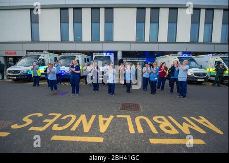 Glasgow, UK. 23rd Apr, 2020. Pictured: NHS staff and emergency workers show their appreciation during the 'Clap for Our Carers' campaign - a weekly tribute to thank NHS and key workers during thee coronavirus (COVID-19) outbreak. The public are being encouraged to applaud NHS staff and other key workers from their homes every Thursday at 8pm. To date the Coronavirus (COVID-19) pandemic has infected over 2.6 million people globally, and in the UK infected 138,078 and killed 18,738. Credit: Colin Fisher/Alamy Live News Stock Photo
