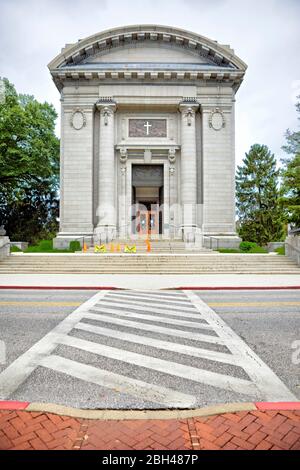 Annapolis, Maryland, USA. 9th Aug, 2019. The United States Naval Academy Chapel photographed Friday, August 9, 2019 in Annapolis, Maryland. The Chapel is one of two houses of worship on the grounds of the Navy's service academy. Protestant and Catholic services are held there. The Naval Academy Chapel is a focal point of the Academy and the city of Annapolis. The chapel is an important feature which led to the Academy being designated a National Historic Landmark in 1961. It was designed by Ernest Flagg and the cornerstone was laid in 1904 by Admiral George Dewey and the dedication of the Cha Stock Photo