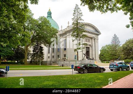 Annapolis, Maryland, USA. 9th Aug, 2019. The United States Naval Academy Chapel photographed Friday, August 9, 2019 in Annapolis, Maryland. The Chapel is one of two houses of worship on the grounds of the Navy's service academy. Protestant and Catholic services are held there. The Naval Academy Chapel is a focal point of the Academy and the city of Annapolis. The chapel is an important feature which led to the Academy being designated a National Historic Landmark in 1961. It was designed by Ernest Flagg and the cornerstone was laid in 1904 by Admiral George Dewey and the dedication of the Cha Stock Photo