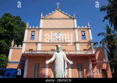 A Jesus figure with outstretched arms stands in front of Cor Meum Moerens Church in Mangalore (Mangaluru), Karnataka, South India, India Stock Photo