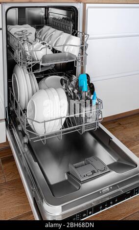 https://l450v.alamy.com/450v/2bh68dn/built-in-dishwasher-in-a-modern-kitchen-with-clean-dishes-after-washing-side-view-2bh68dn.jpg