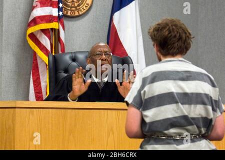 Austin, Texas USA, October 10, 2005: Black judge presides over the weekly meeting of the Drug Diversion Court, a year-long program for defendants who have been arrested for felony possession of a controlled substance. It relies on frequent drug screening, offers classes and treatment referrals and can result in dismissal of charges if the defendant completes the program successfully.  MR ©Bob Daemmrich Stock Photo