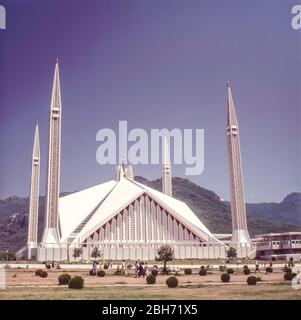 Pakistan, Islamabad, the famous Sheikh Faisal mosque, also known as Masjid Faisal is the main landmark in the capital city of Islamabad, being named in honour of King Faisal of Saudi Arabia Stock Photo