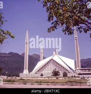 Pakistan, Islamabad, the famous Sheikh Faisal mosque, also known as Masjid Faisal is the main landmark in the capital city of Islamabad, being named in honour of King Faisal of Saudi Arabia Stock Photo