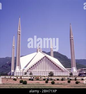 Pakistan, Islamabad, the famous Sheikh Faisal mosque, also known as Masjid Faisal is the main landmark in the capital city of Islamabad, being named in honour of King Faisal of Saudi Arabia Stock Photo