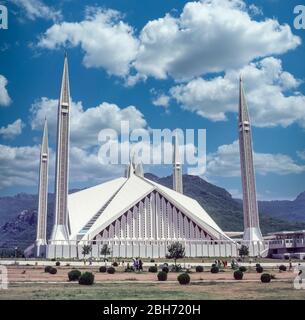 Pakistan, Islamabad, the famous Sheikh Faisal mosque, also known as Masjid Faisal is the main landmark in the capital city of Islamabad, being named in honour of King Faisal of Saudi Arabia Stock Photo