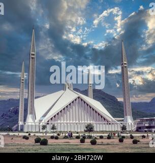 Pakistan, Islamabad, the famous Sheikh Faisal mosque, also known as Masjid Faisal is the main landmark in the capital city of Islamabad, being named in honour of King Faisal of Saudi Arabia Stock Photo