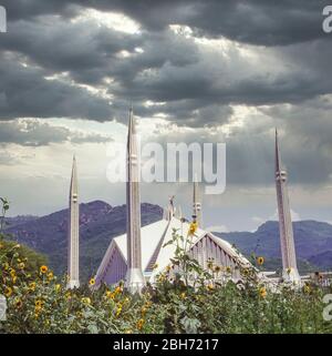 Pakistan, Islamabad, the famous Sheikh Faisal mosque, also known as Masjid Faisal is the main landmark in the capital city of Islamabad, being named in honour of King Faisal of Saudi Arabia Stock Photo