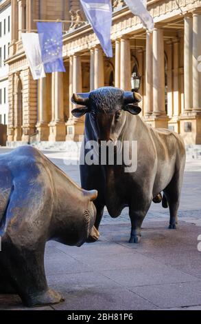 01.04.2020, Frankfurt am Main, Hesse, Germany - Bulle and Baer on the stock exchange square in front of the Exchange building. 00X200401D031CAROEX.JPG Stock Photo