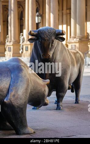 01.04.2020, Frankfurt am Main, Hesse, Germany - Bulle and Baer on the stock exchange square in front of the stock exchange building. 00X200401D033CARO Stock Photo