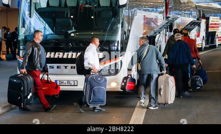 09.04.2020, Duesseldorf, North Rhine-Westphalia, Germany - Seasonal workers land at Duesseldorf airport with special planes from Romania, buses bring Stock Photo