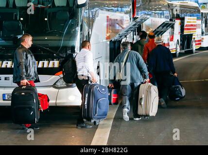 09.04.2020, Duesseldorf, North Rhine-Westphalia, Germany - Seasonal workers land at Duesseldorf airport with special planes from Romania, buses bring Stock Photo