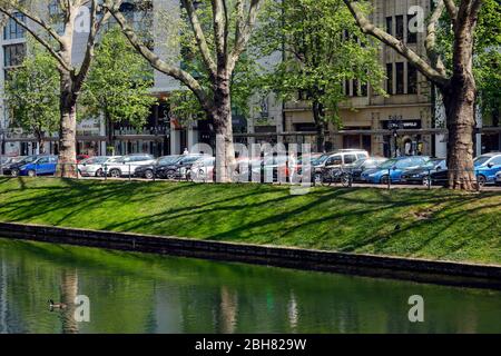 17.04.2020, Duesseldorf, North Rhine-Westphalia, Germany - Koenigsalle, shopping street with few people at the Stadtgraben in times of the Corona pand Stock Photo