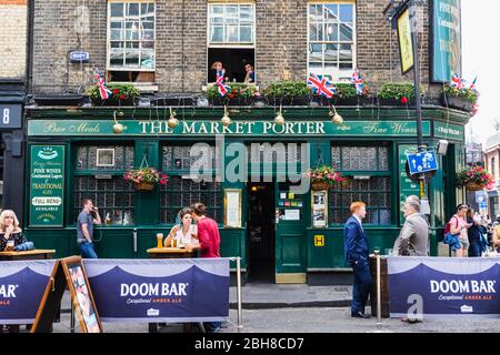 England, London, Southwark, London Bridge City, Borough Market, The Market Porter Pub Stock Photo