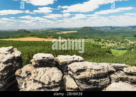 Blick vom Gohrisch (440m) zum Lilienstein und Festung Königstein, Elbsandsteingebirge, Nationalpark Sächsische Schweiz, Sachsen, Deutschland Stock Photo